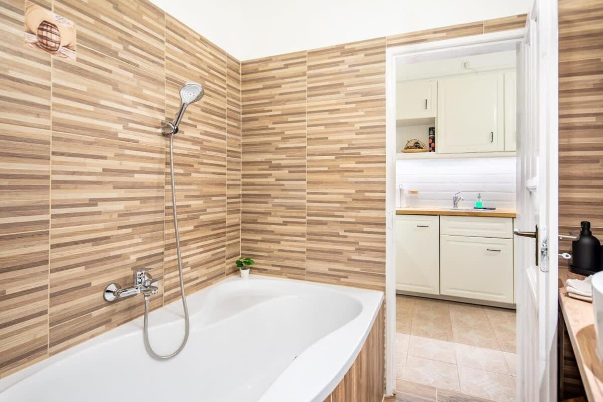 Convenient At Gastro Driven Location * Budapest